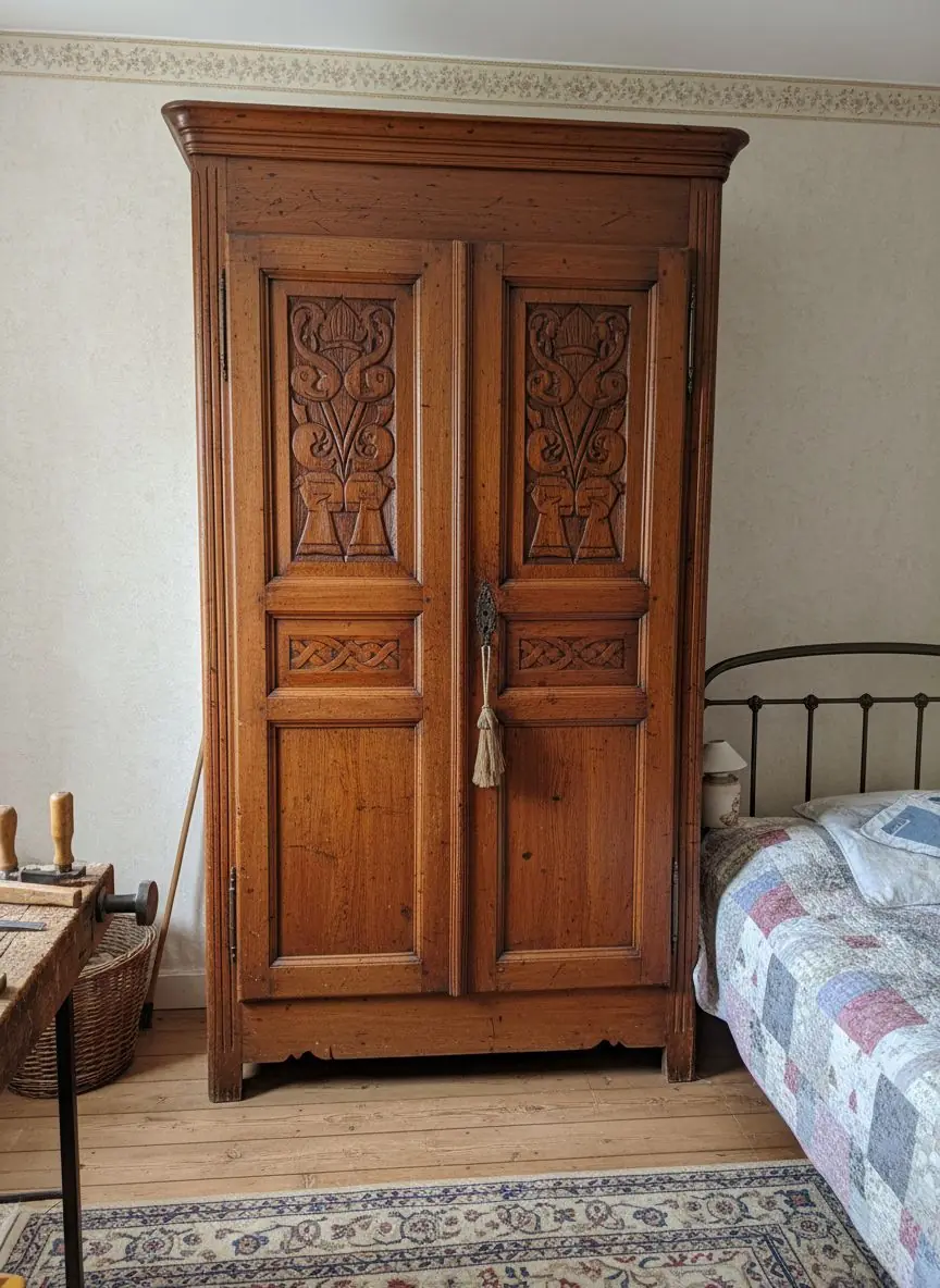 Une armoire bretonne en chêne, Brest, avant