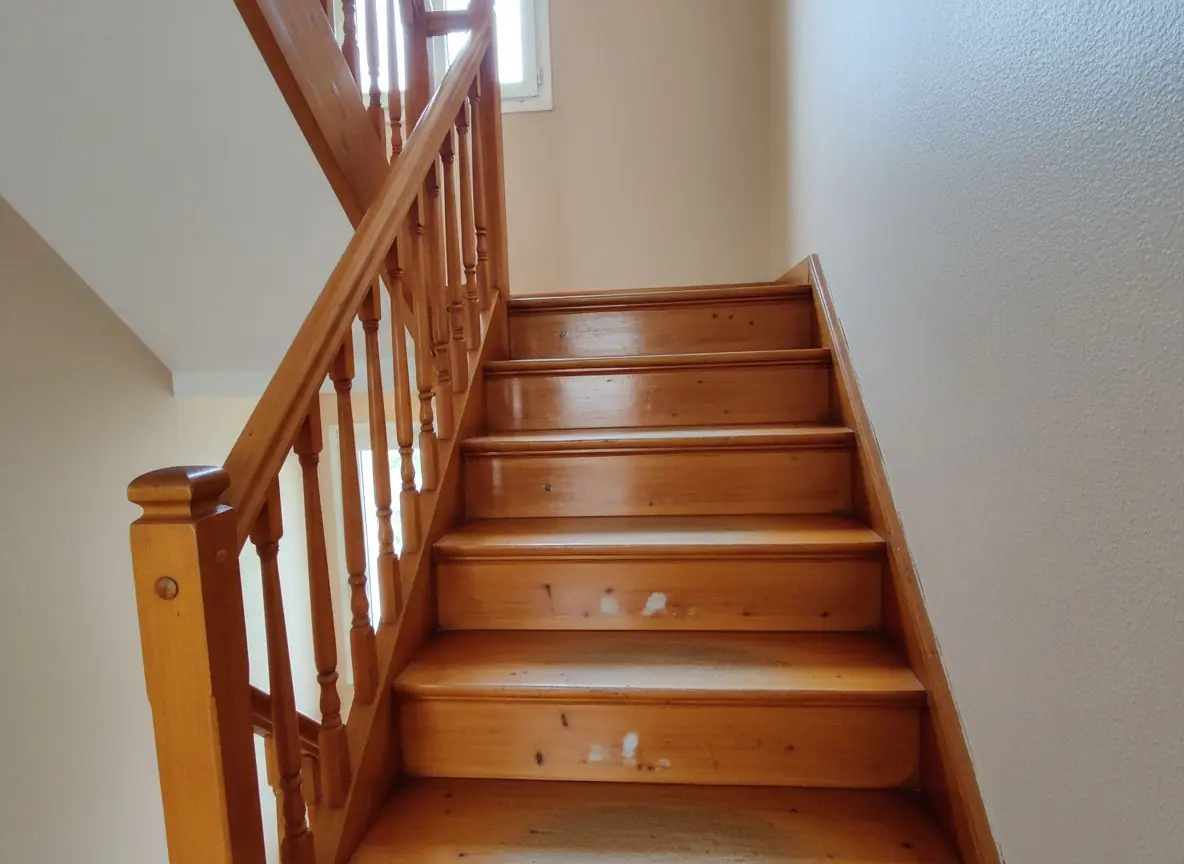 Un escalier en pin verni repeint, Cholet, avant
