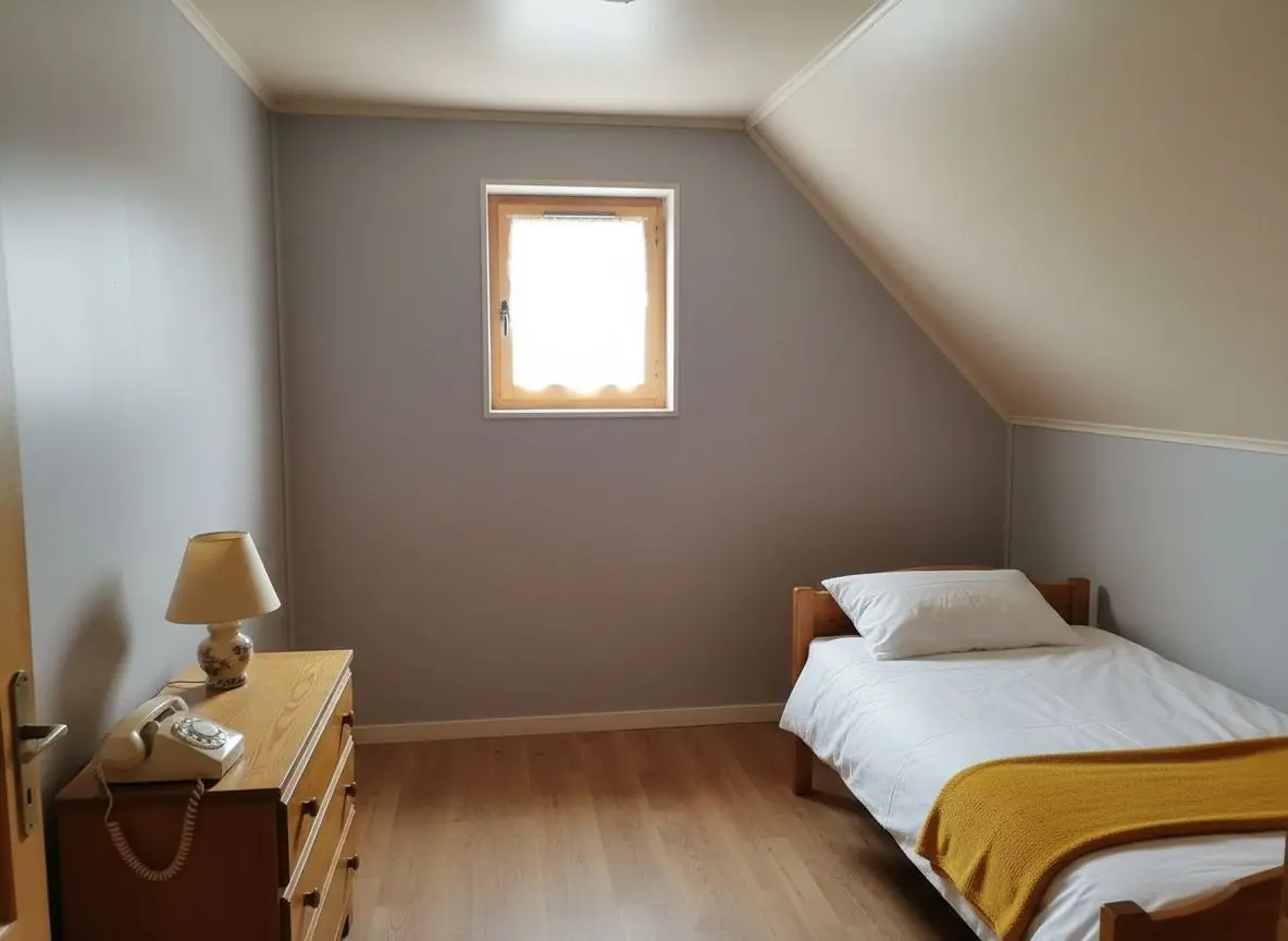 Une chambre mansardée en lambris, près de Quimper, après
