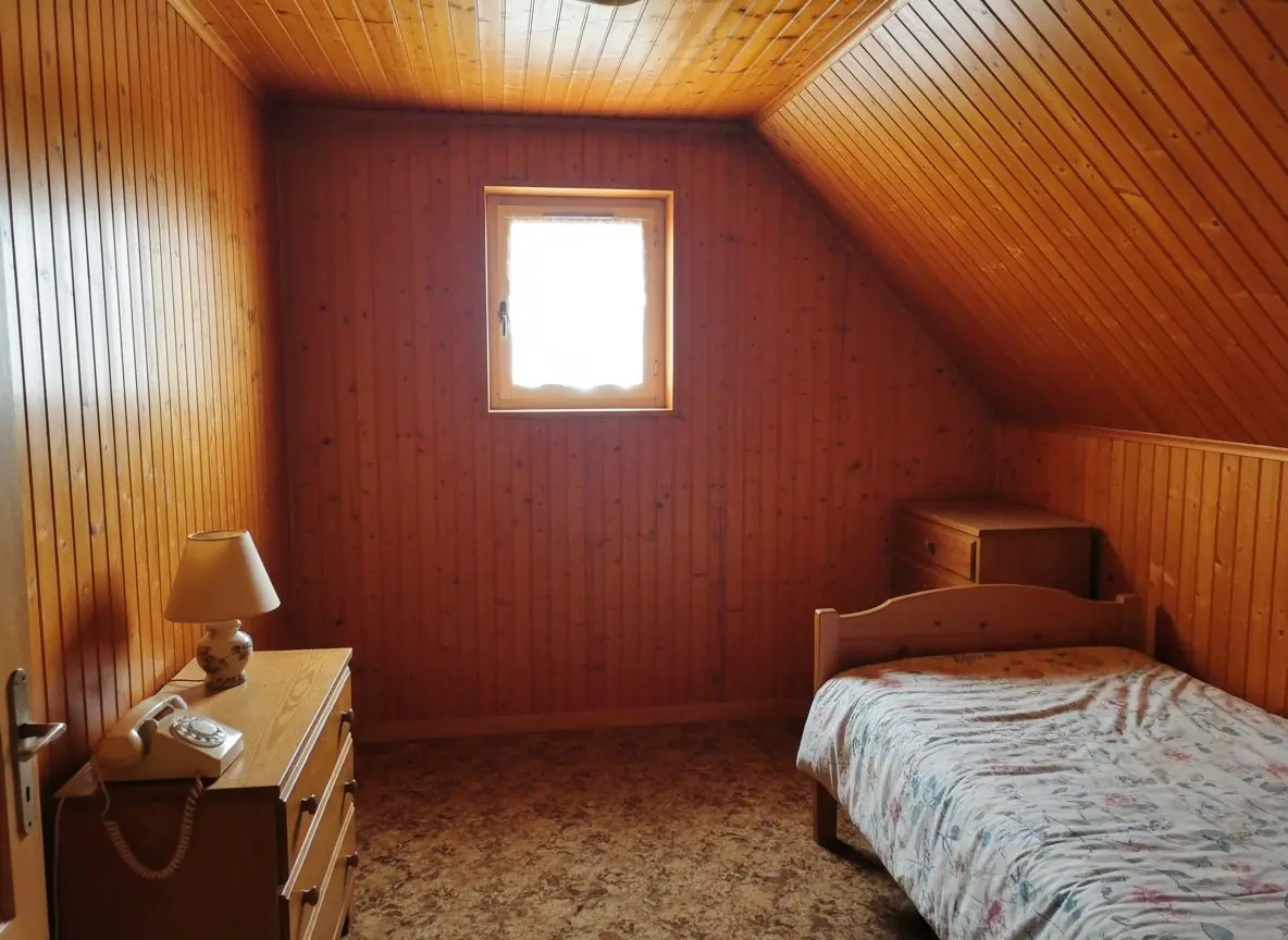 Une chambre mansardée en lambris, près de Quimper, avant