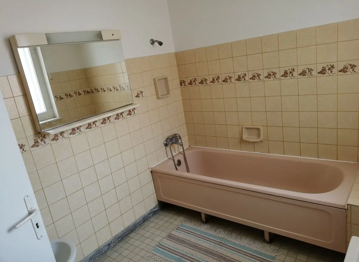 Salle de bain de 1985 à Vannes, avant