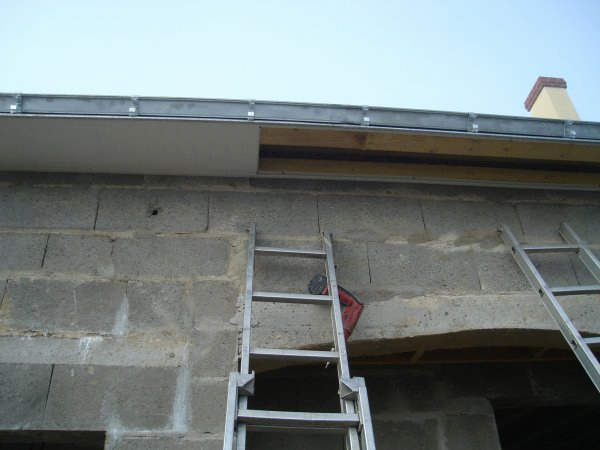 Pose lambris pvc sous toiture - Bricolage Maison et décoration