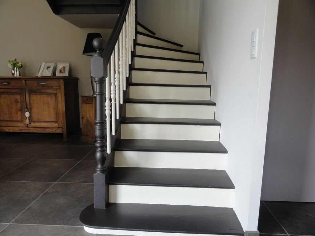 Escaliers peints en gris