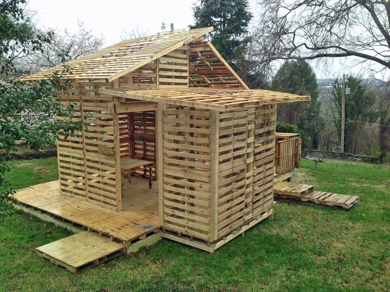 Construire une cabane avec des palettes