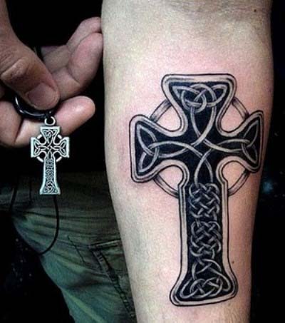 Tatouage croix avant bras