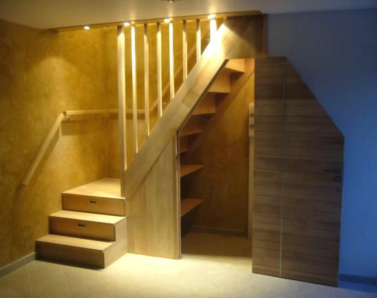 Wc sous escalier bois